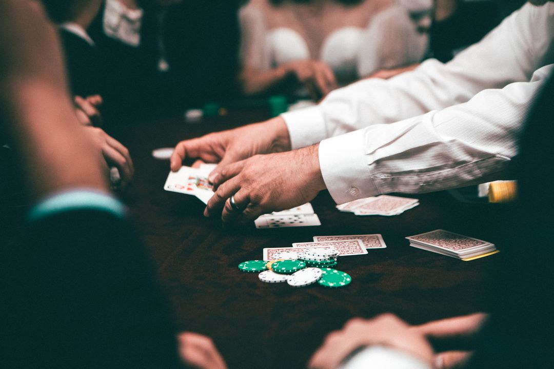 Chip poker dan kartu remi di atas meja