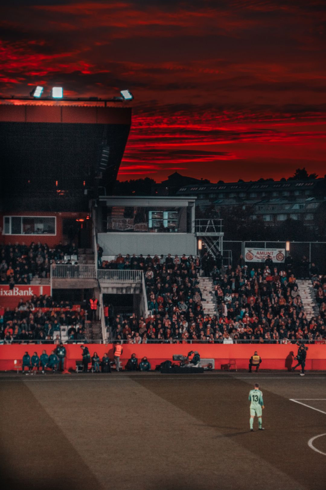 Stadion sepak bola saat pertandingan berlangsung